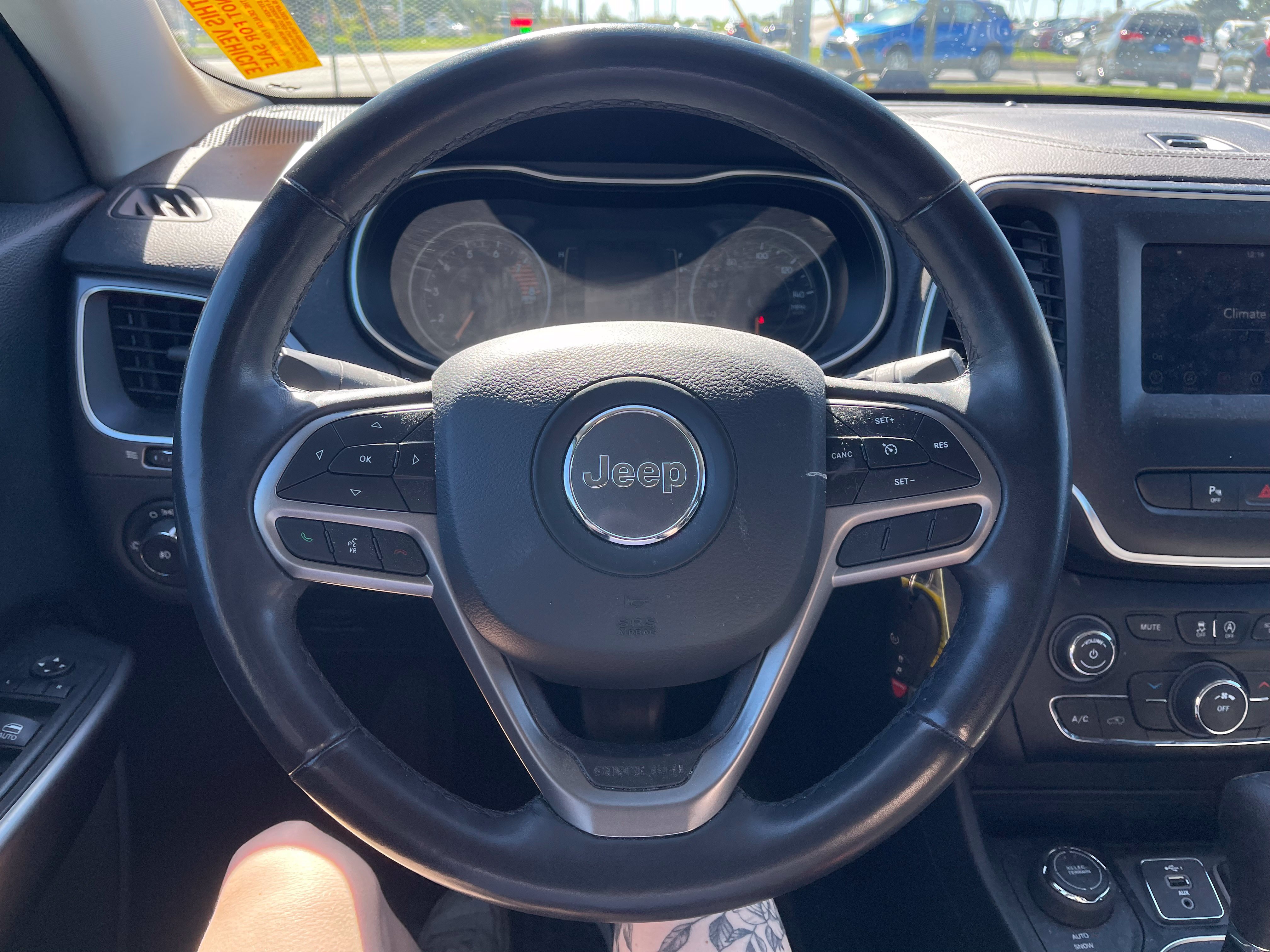 Used 2019 Jeep Cherokee Latitude w/ Cold Weather Group AWD/4WD image 9