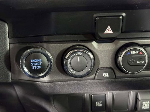 Used 2022 Toyota Tacoma TRD Off-Road AWD/4WD image 28