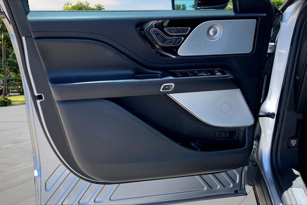 Used 2022 Lincoln Aviator Reserve w/ Equipment Group 201A AWD/4WD image 19