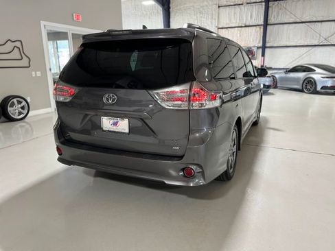 Used 2019 Toyota Sienna SE Premium image 45