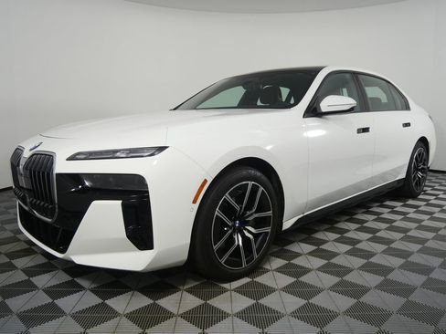 Certified 2025 BMW 740i image 7