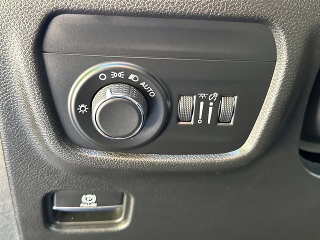 Used 2023 Jeep Grand Cherokee Altitude RWD image 24