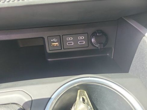 Used 2023 Toyota Highlander XLE FWD image 32