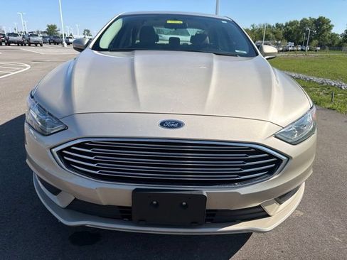Used 2018 Ford Fusion SE w/ Fusion SE Technology Package FWD image 3