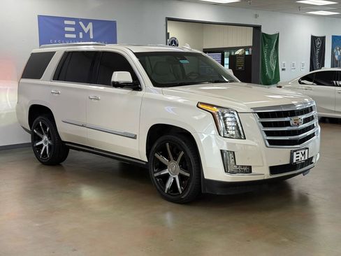 Used 2015 Cadillac Escalade Premium image 2