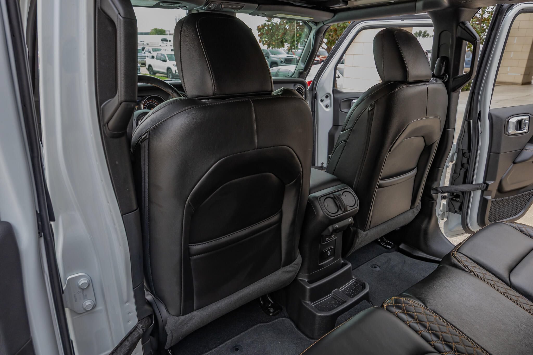 Used 2022 Jeep Wrangler Unlimited Sahara AWD/4WD image 35
