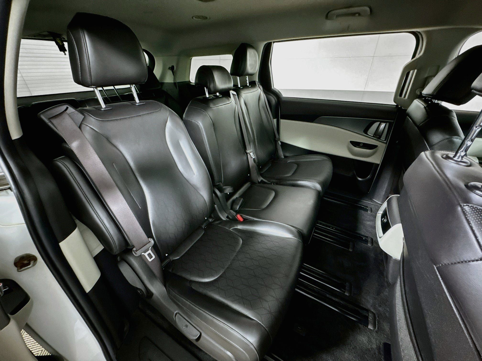 Used 2022 Kia Carnival LX FWD image 27