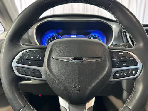 Used 2022 Chrysler Pacifica Touring-L image 26