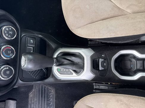 Used 2016 Jeep Renegade Latitude FWD image 14