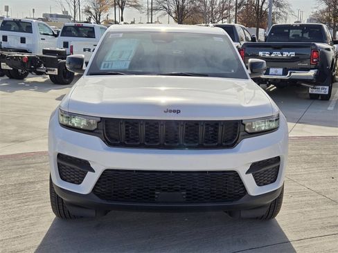 New 2025 Jeep Grand Cherokee Altitude image 6