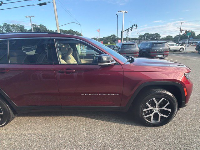 Used 2023 Jeep Grand Cherokee L Limited AWD/4WD image 12