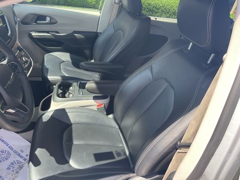 Used 2024 Chrysler Pacifica Touring-L FWD image 12
