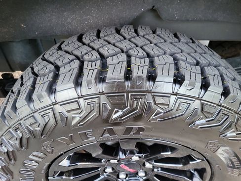 Used 2022 GMC Sierra 1500 AT4X image 11