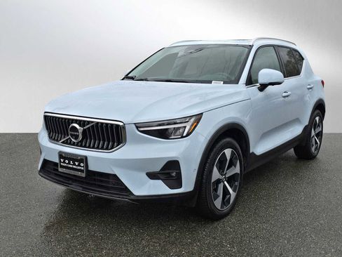 Certified 2025 Volvo XC40 B5 Plus AWD/4WD image 8