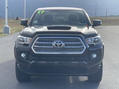 Used 2017 Toyota Tacoma TRD Sport w/ Tow Package (A/T) image 9