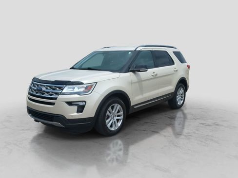Used 2018 Ford Explorer XLT w/ Equipment Group 202A AWD/4WD image 4