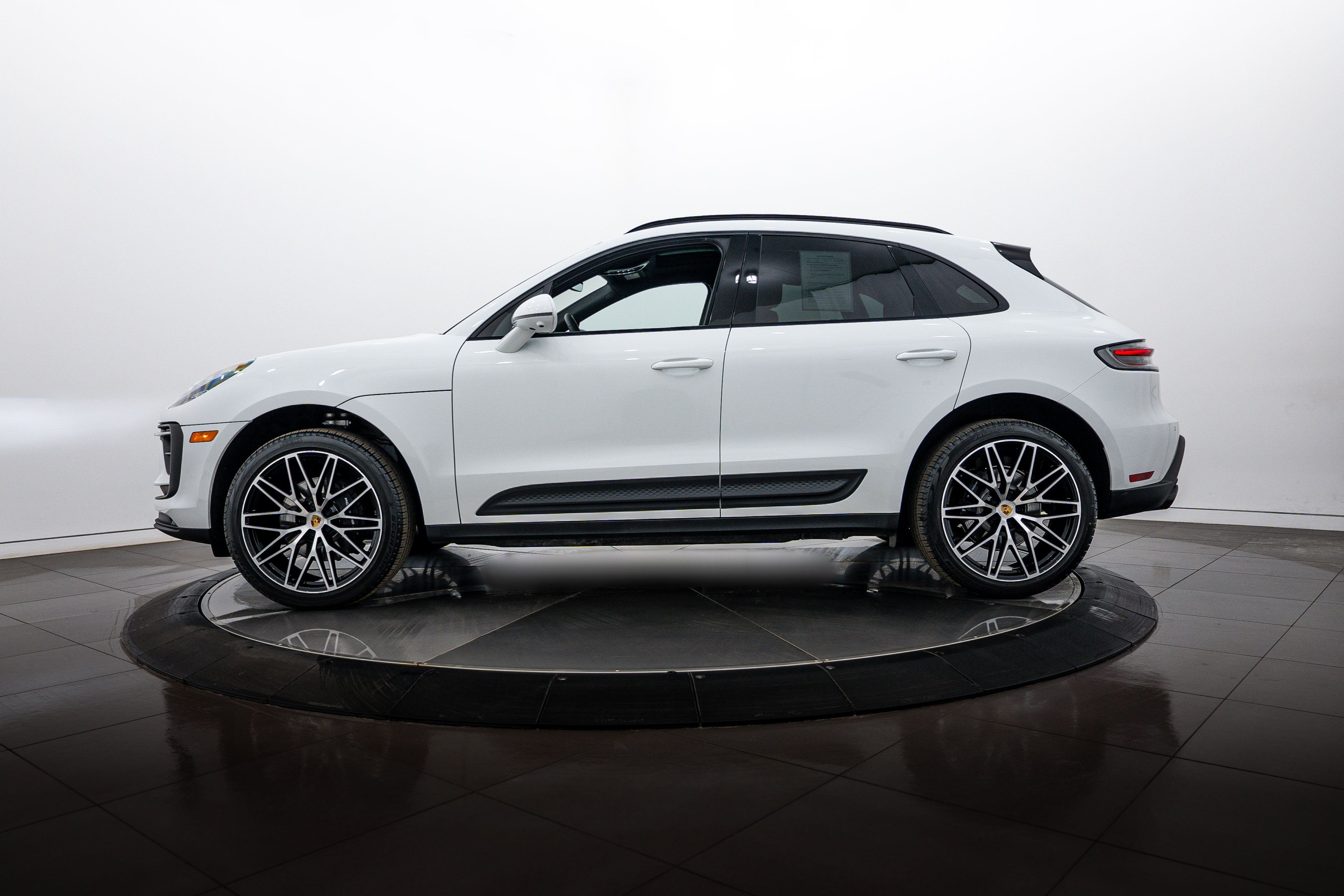 Certified 2026 Porsche Macan AWD/4WD image 2