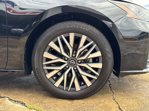 Used 2025 Nissan Altima 2.5 SV FWD image 17