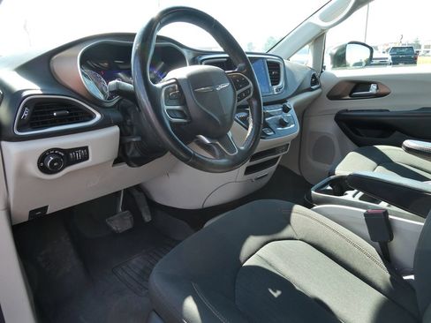Used 2019 Chrysler Pacifica Touring Plus w/ Advanced Safetytec Group FWD image 24