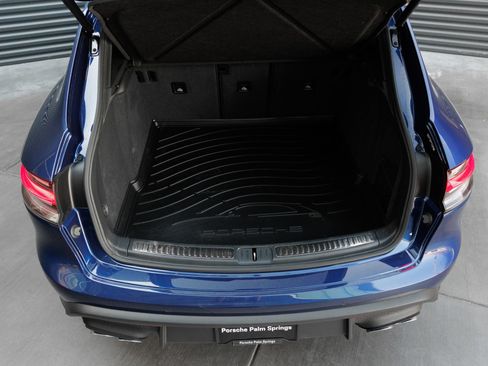 Certified 2025 Porsche Macan AWD/4WD image 28