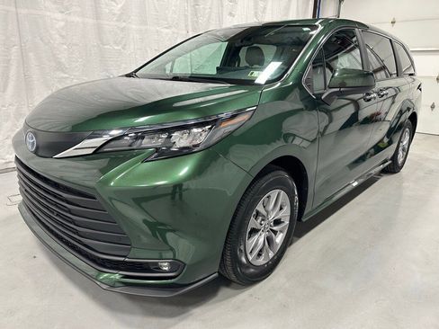Used 2025 Toyota Sienna XLE image 3