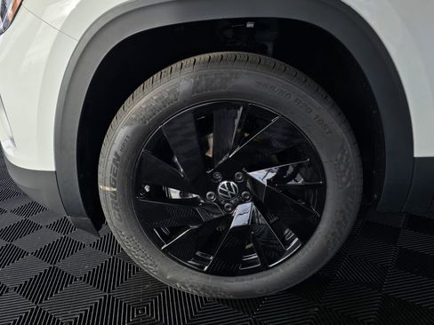 New 2024 Volkswagen Atlas SE image 10