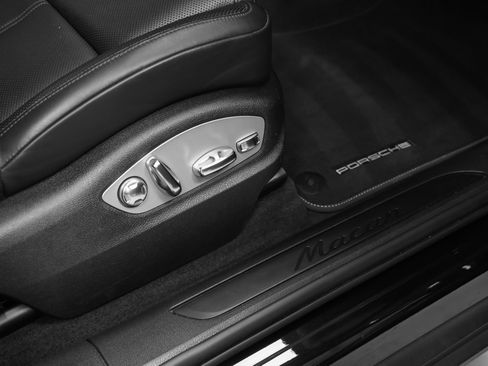Certified 2022 Porsche Macan AWD/4WD image 19