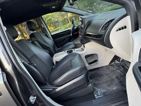 Used 2020 Dodge Grand Caravan SXT image 25