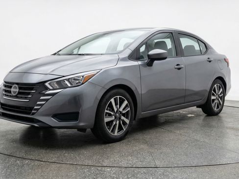 Used 2025 Nissan Versa SV image 3