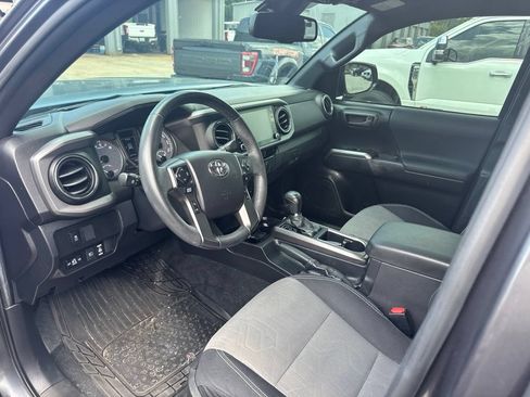 Used 2022 Toyota Tacoma TRD Off-Road w/ Technology Package AWD/4WD image 2