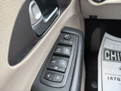 Used 2022 Chrysler Pacifica Touring-L image 17