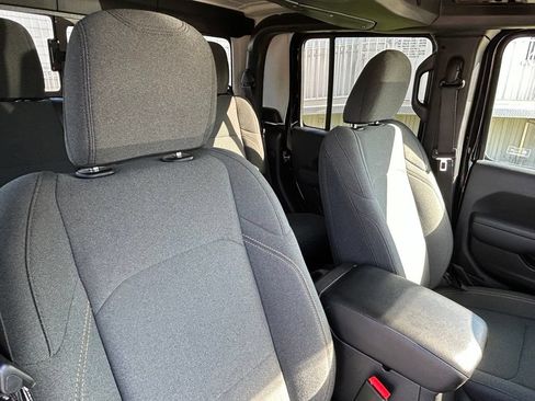Used 2024 Jeep Gladiator Sport AWD/4WD image 38