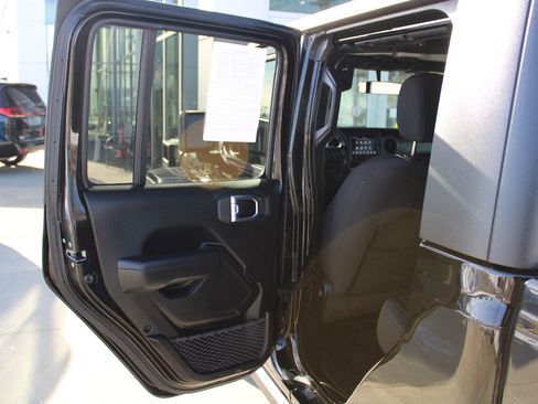 Certified 2022 Jeep Gladiator Willys image 34