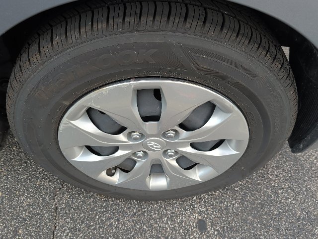 Used 2017 Hyundai Accent SE FWD image 3
