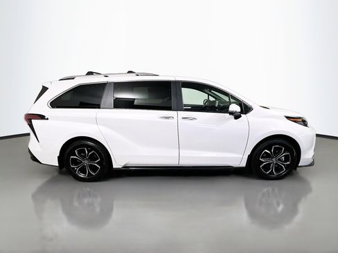 Used 2025 Toyota Sienna Platinum AWD/4WD image 3