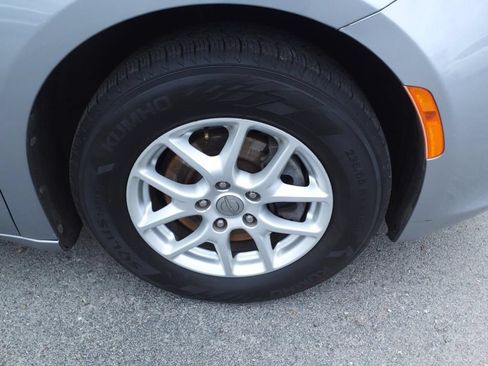 Used 2020 Chrysler Pacifica Touring-L FWD image 7