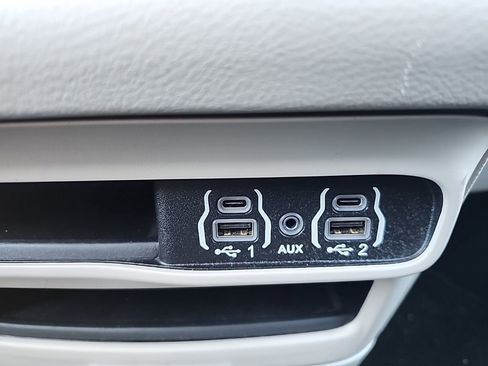 Used 2023 Chrysler Pacifica Touring-L image 8