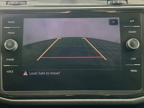 Used 2021 Volkswagen Tiguan SE w/ Panoramic Sunroof Package image 22