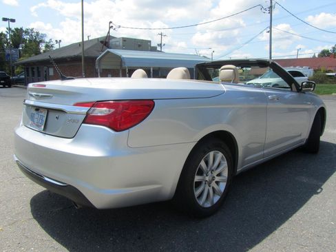 Used 2011 Chrysler 200 Touring FWD image 10