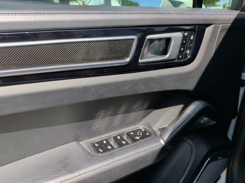 Used 2020 Porsche Cayenne Turbo AWD/4WD image 14