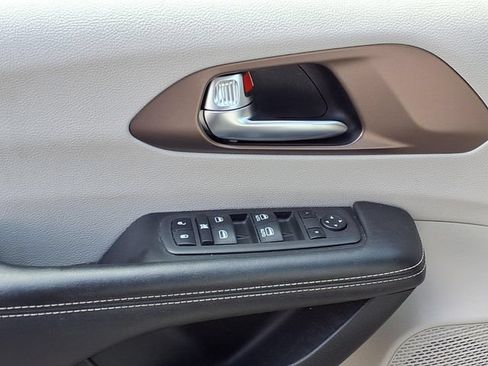 Used 2022 Chrysler Voyager LX FWD image 15