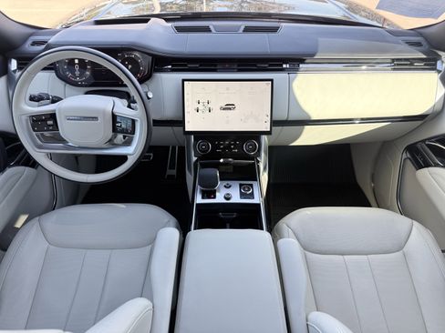 Used 2023 Land Rover Range Rover Long Wheelbase Autobiography image 2