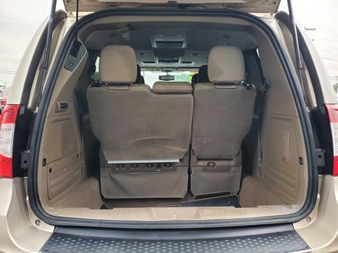 Used 2014 Chrysler Town & Country Limited w/ Luxury Group FWD image 30
