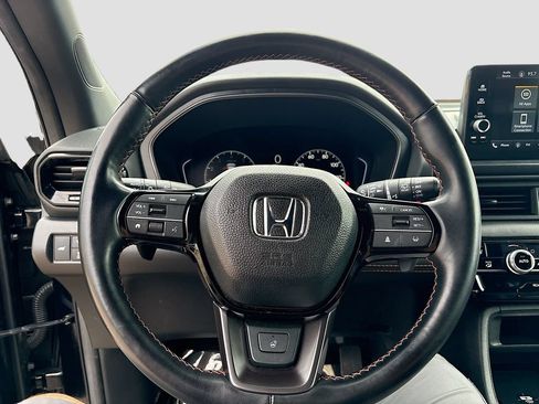 Used 2025 Honda Pilot TrailSport image 11
