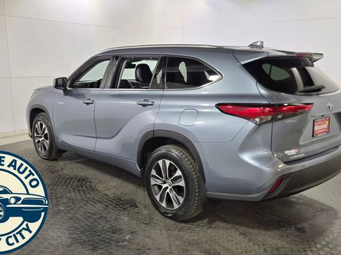 Used 2020 Toyota Highlander XLE AWD/4WD image 5