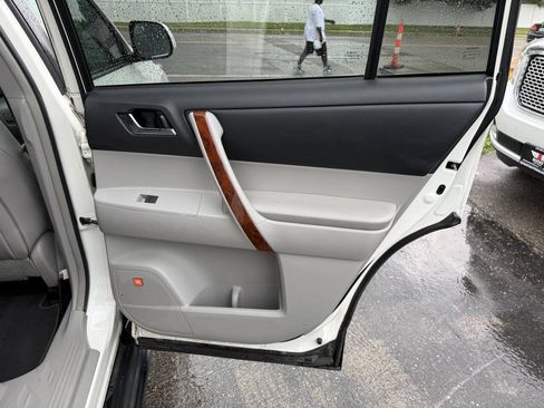 Used 2011 Toyota Highlander Limited w/ Tow Pkg AWD/4WD image 11