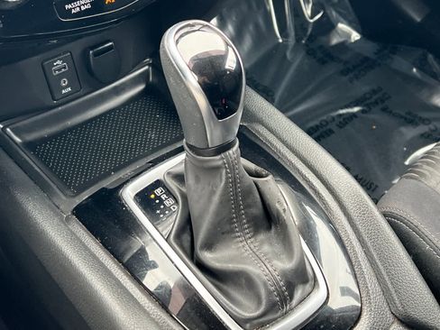 Used 2017 Nissan Rogue SV image 21