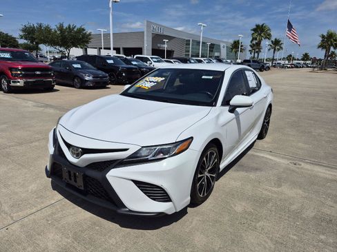 Used 2019 Toyota Camry SE FWD image 1