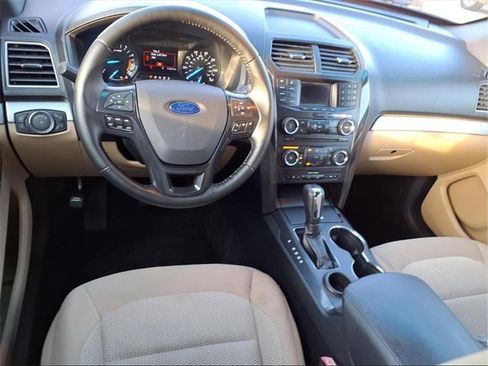 Used 2016 Ford Explorer XLT image 4