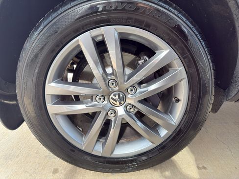 Used 2016 Volkswagen Touareg TDI image 23